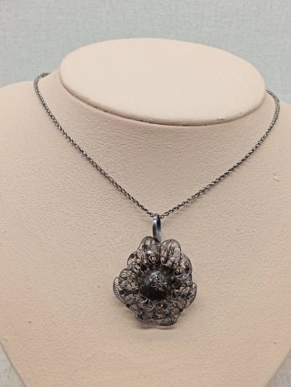 Collar antiguo filigrana flor plata siglo XX