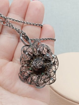 Collar antiguo filigrana flor plata siglo XX