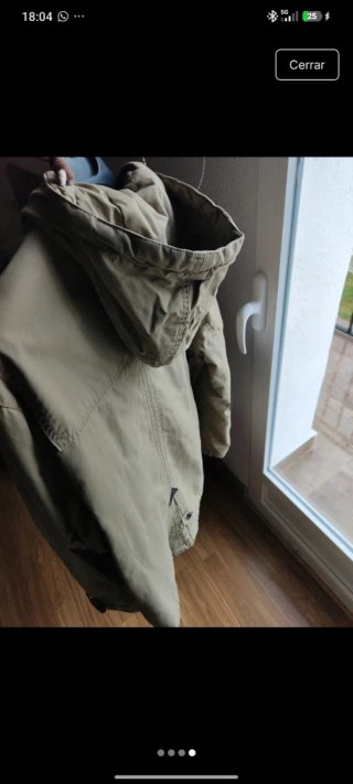 Parka beige con cordones y botones