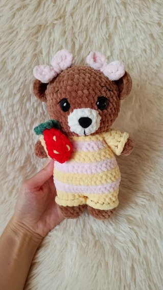 Orsetto amigurumi con fragola