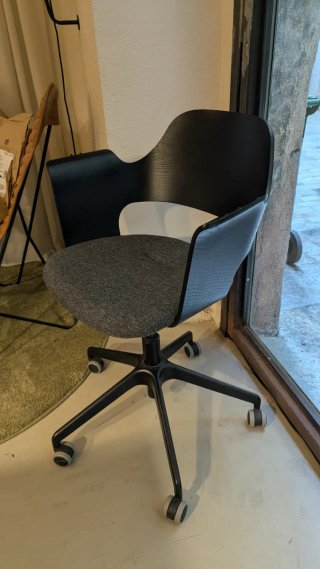Silla de escritorio moderna. En perfecto estado.