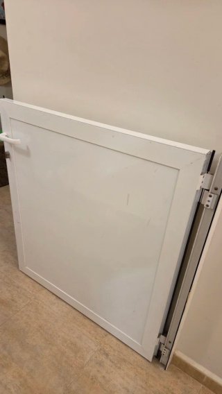 Puerta de aluminio blanca