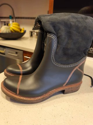 Botas de agua negras y grises