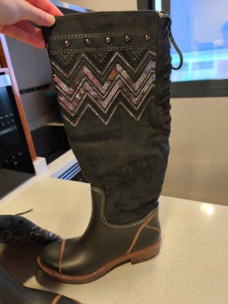 Botas de agua negras y grises