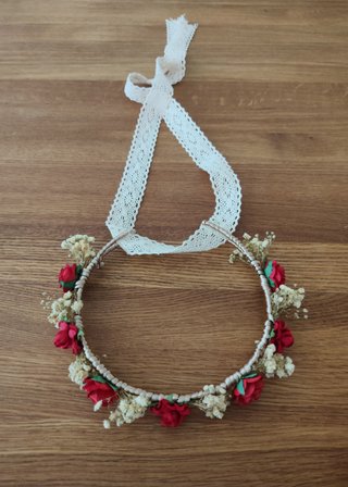 Corona de flores roja y crema