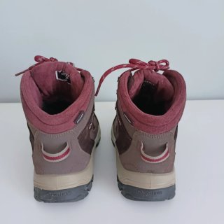 Botas de montaña marrones y granate