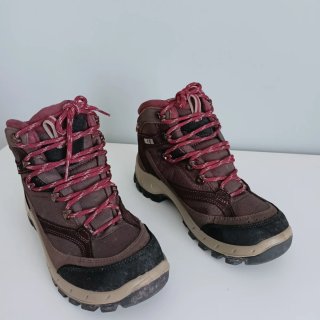 Botas de montaña marrones y granate