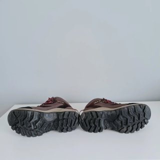 Botas de montaña marrones y granate