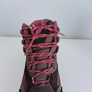 Botas de montaña marrones y granate