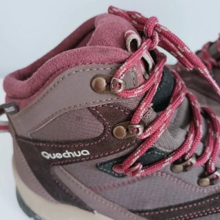 Botas de montaña marrones y granate