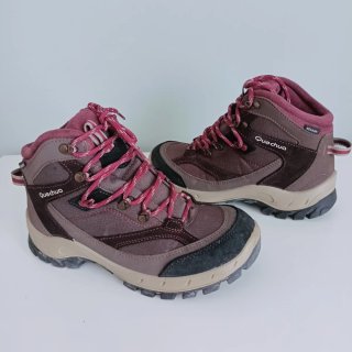 Botas de montaña marrones y granate