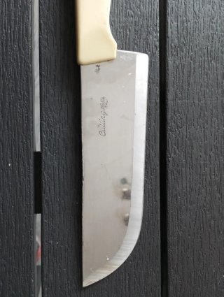 Coltello da cucina in metallo e plastica