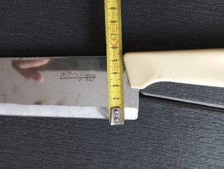 Coltello da cucina in metallo e plastica