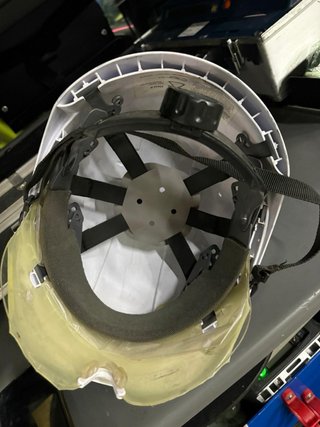 Casco de seguridad blanco con gafas