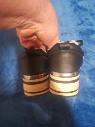 Zapatillas deportivas negras y beige talla 37.
