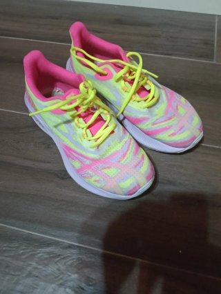 Zapatillas deportivas rosas y amarillas