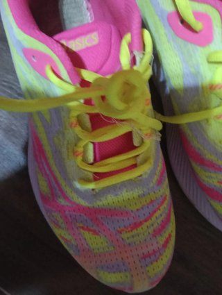 Zapatillas deportivas rosas y amarillas
