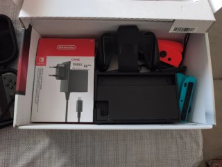 Nintendo Switch + FIFA 19 + Funda