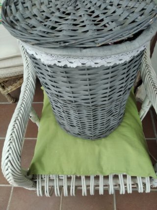 Cesto de mimbre gris a estrenar alto 43 ancho 37 ,