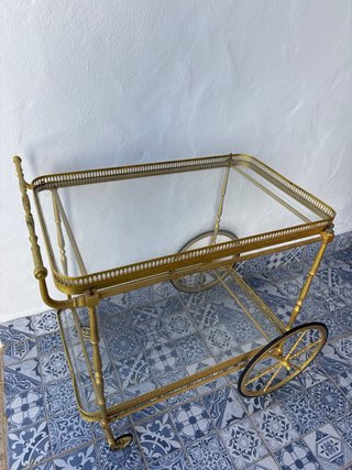 Camerino vintage dorado con ruedas