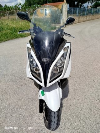 Kymco SuperDink 125i Blanca y Negra