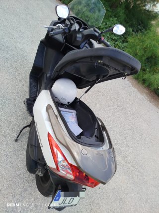 Kymco SuperDink 125i Blanca y Negra