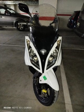 Kymco SuperDink 125i Blanca y Negra