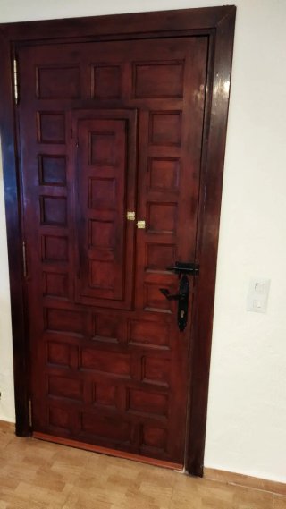 Puerta de entrada de madera.
