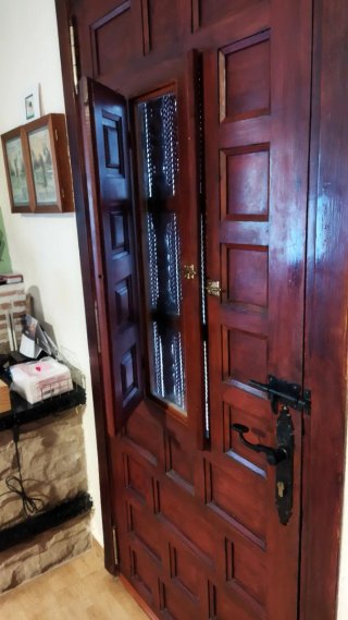 Puerta de entrada de madera.