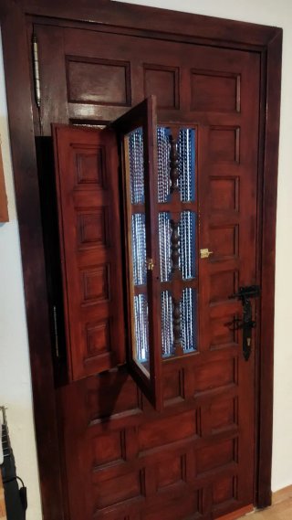 Puerta de entrada de madera.