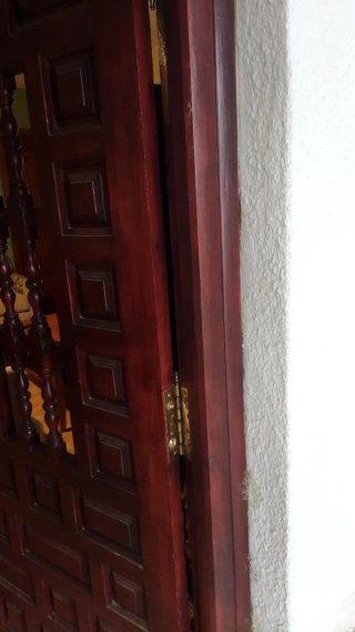 Puerta de entrada de madera.