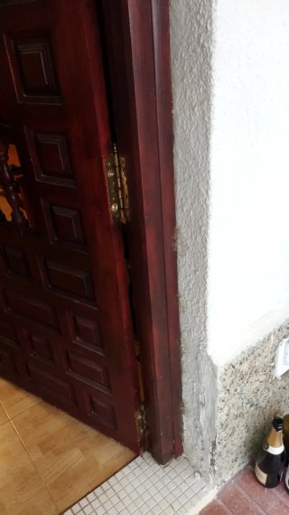 Puerta de entrada de madera.