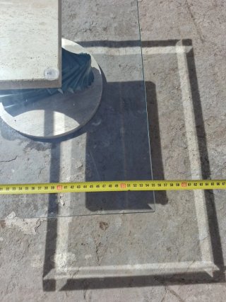 Tavolo da salotto in vetro e pietra