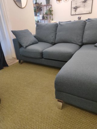 Sofá chaise longue azul y patas plateadas