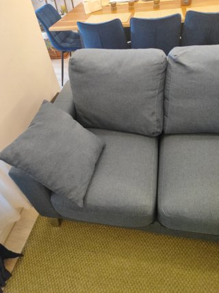 Sofá chaise longue azul y patas plateadas