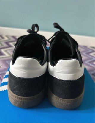 Zapatillas Adidas Negras y Blancas