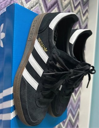 Zapatillas Adidas Negras y Blancas