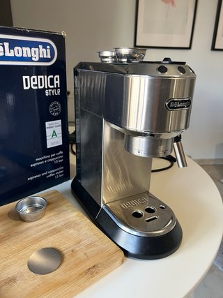 Cafetera DeLonghi Dedica Style + Regalos