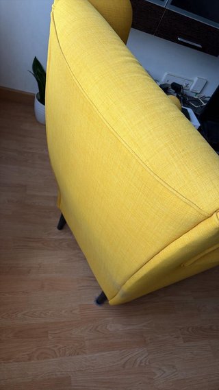 Sillón orejero Tibbleby amarillo