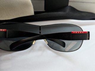 Gafas de sol Prada retro negras y rojas