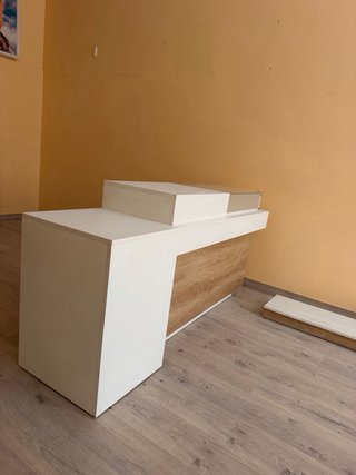 Mostrador 2 m  y mobiliario para tienda de ropa
