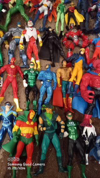 Lote 54 figuras de acción + bases