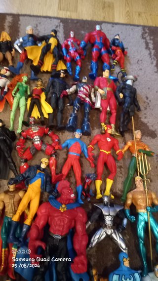 Lote 54 figuras de acción + bases