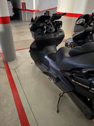 2 Suzuki Burgman 650 Negra y otra gris Las dos 2.5