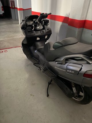 2 Suzuki Burgman 650 Negra y otra gris Las dos 2.5