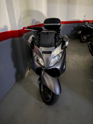 2 Suzuki Burgman 650 Negra y otra gris Las dos 2.5