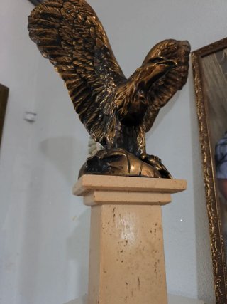 Águila de bronce sobre base de mármol