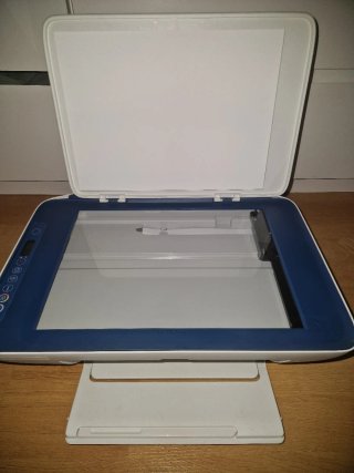 Stampante multifunzione HP blu e bianca