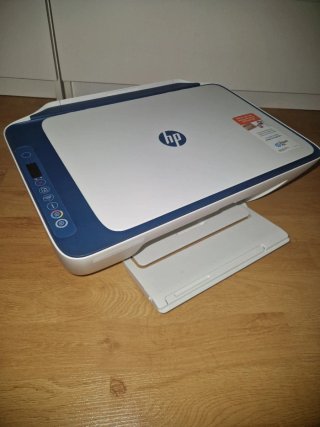 Stampante multifunzione HP blu e bianca