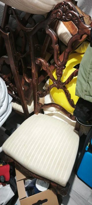Mesa de comedor ovalada de madera y sillas